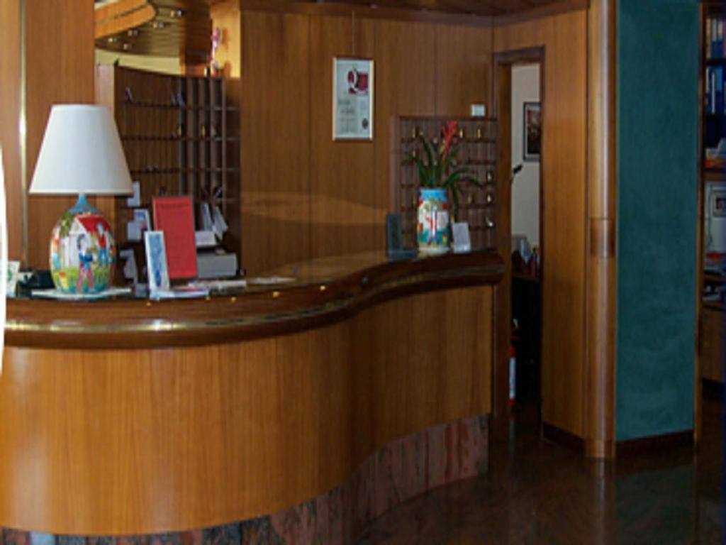 גארדה Hotel Continental מראה חיצוני תמונה
