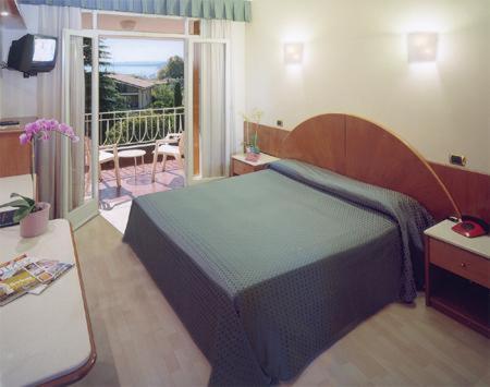 גארדה Hotel Continental מראה חיצוני תמונה